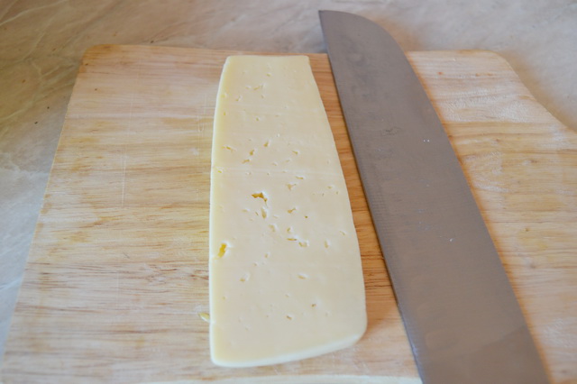 Отрезать с помощью ножа широкий пласт сыра
