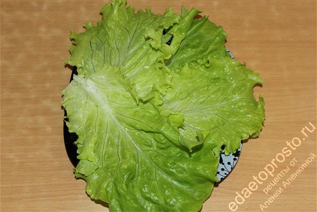 Листья зеленого салата промыть и выложить в качестве украшения на красивое блюдо, фото