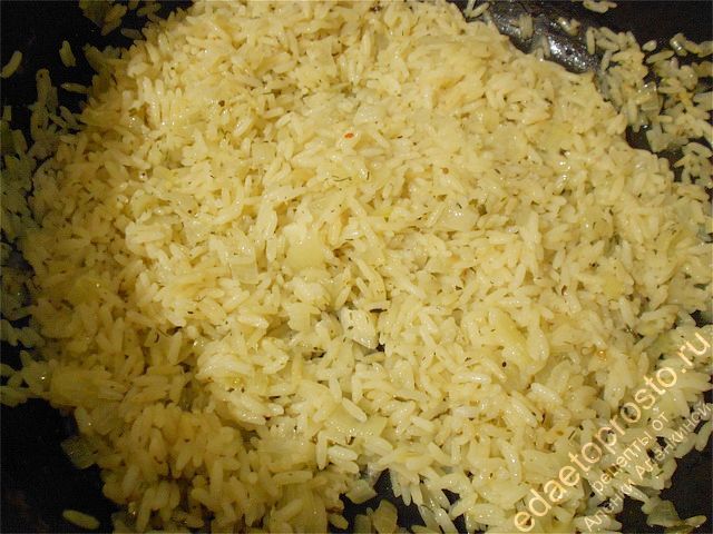 Через 15 минут рис набухнет и будет почти готов