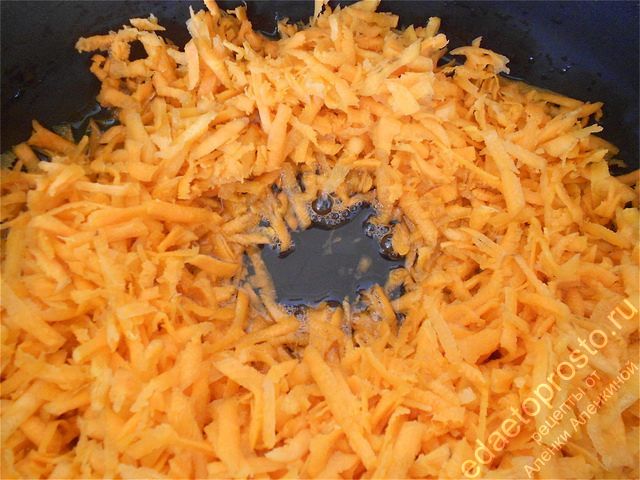 Пересыпаем морковную стружку в глубокую сковороду