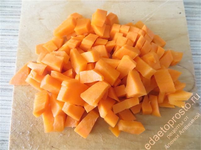 Для начала нарезаем крупно морковь