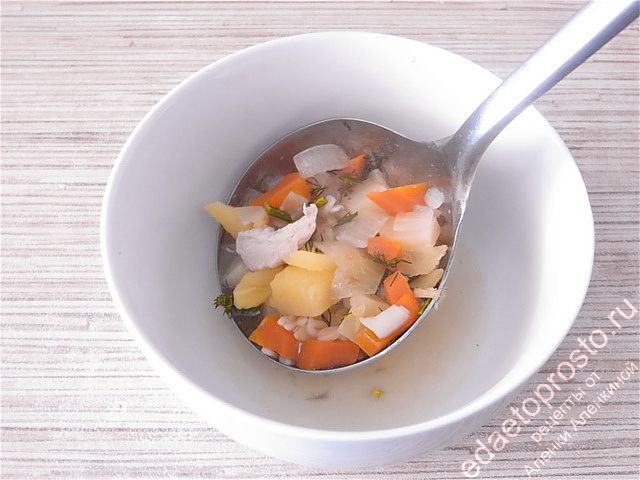 Суп с курицей и картошкой готов, разливаем горячее блюдо по глубоким тарелкам