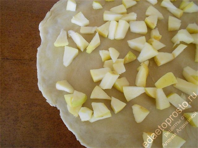 выкладываем на тесто третью часть приготовленных заранее яблочных кусочков