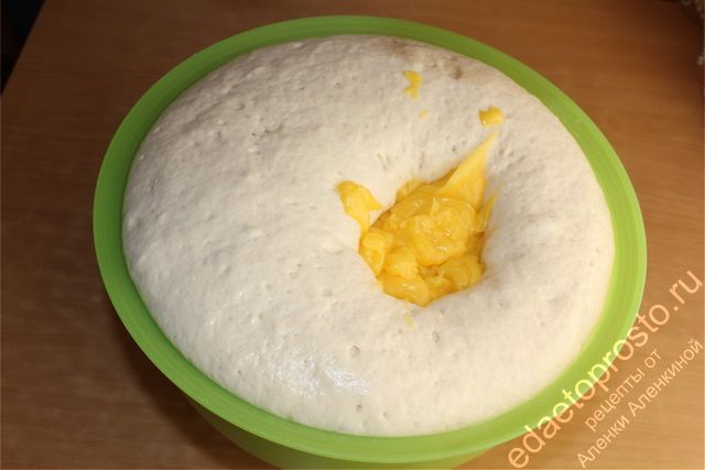 К готовой опаре добавить яичные желтки взбитые с маслом