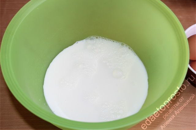 Молоко подогреть до теплого состояния