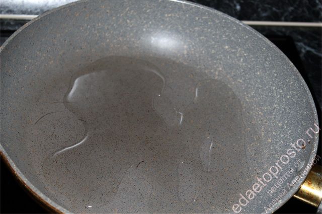 На раскаленную сковороду налить растительное масло