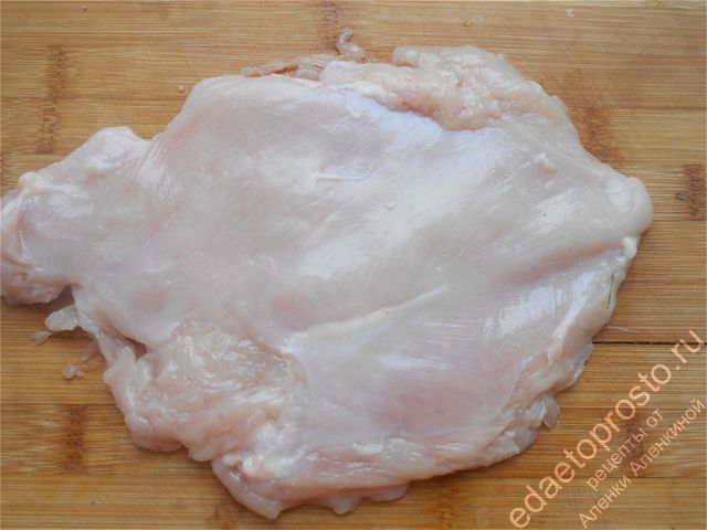 Отбить филе надо примерно до толщины в 0.7–1 см.