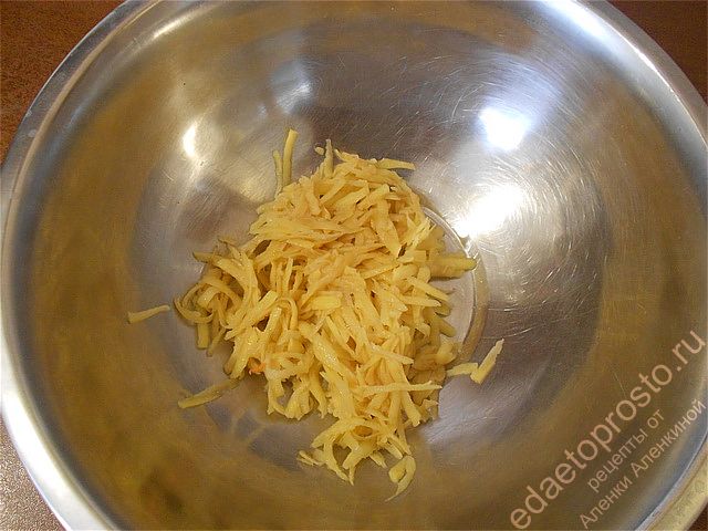пересыпаем картофель в глубокую миску