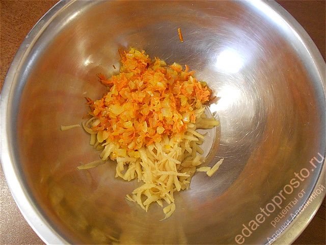 К сырому картофелю добавляем смесь из жареной моркови и лука