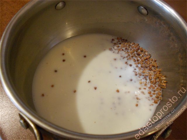 Промытую гречку всыпаем в кастрюлю и заливаем молоком