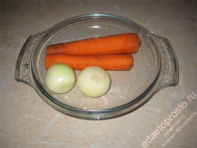 Морковь и лук очищаем