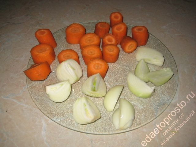Нарезаем крупно морковь и лук