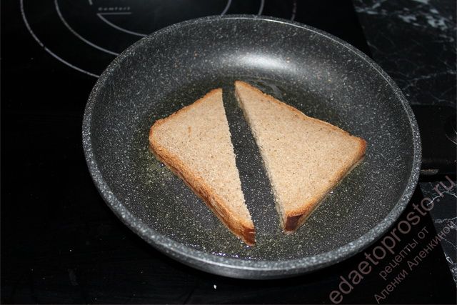 Выложить хлебные треугольники на сковороду с маслом