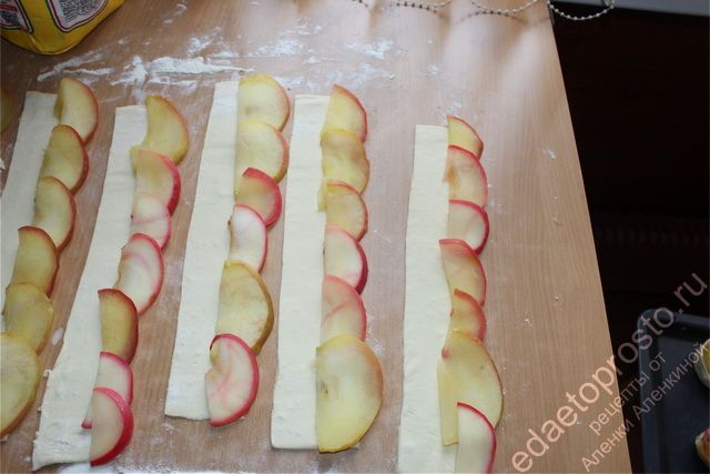 выложить остывшие дольки яблок на одну из половин полоски теста