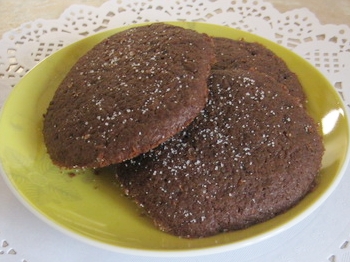 на фото вкусное шоколадное печенье на блюде