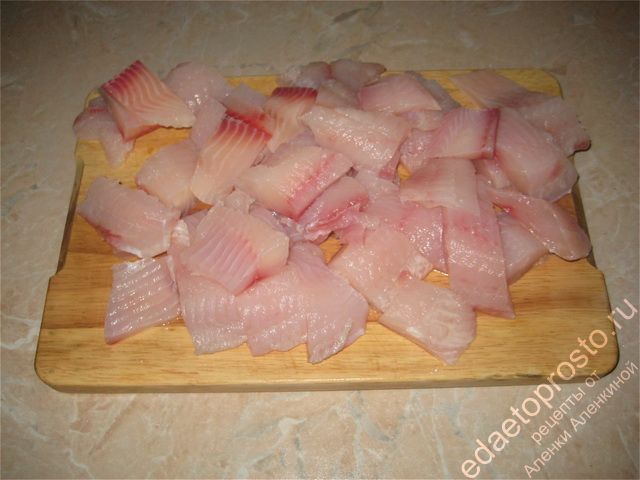 нарезать рыбу на прямоугольники небольшого размера. пошаговое фото этапа приготовления рыбы в тесте