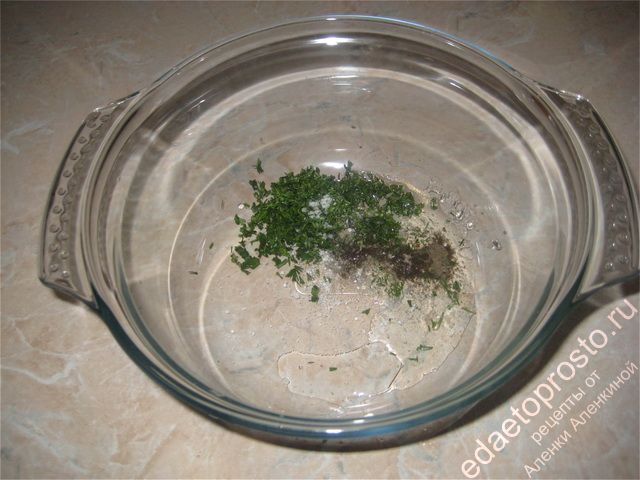 в отдельную миску высыпаем соль, перец, лимонную кислоту, 3 столовые ложки растительного масла. пошаговое фото этапа приготовления рыбы в тесте