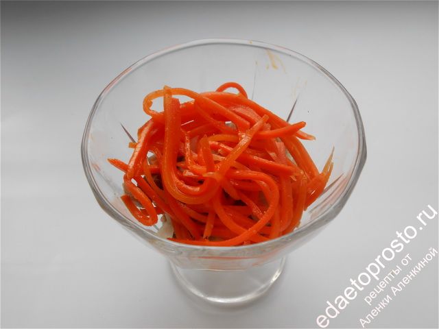 Третьим слоем будет капуста или морковь по-корейски