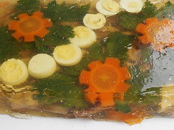 фото вкусного заливного из языка на тарелке