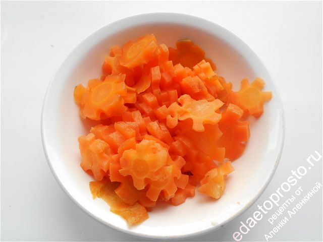 Вареную морковь нарежем красивыми цветочками