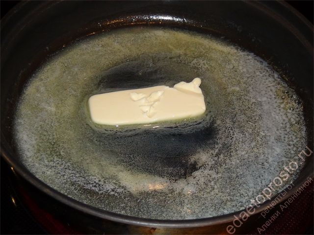 на сильном огне растопите в сковороде кусочек сливочного масла
