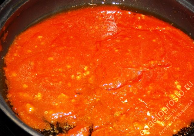 влейте в сковороду томатный кетчуп и немного острого соуса Tabasco