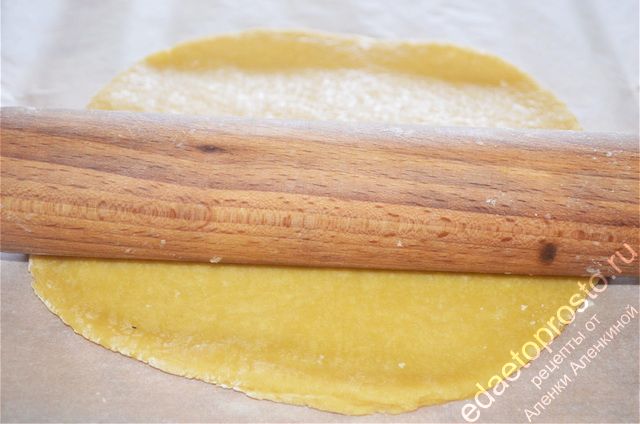 Раскатать тесто на пекарской бумаге