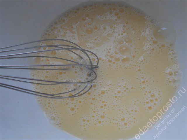 в глубокой емкости взбиваем два куриных яйца до пены. пошаговое фото этапа приготовления луковых колец в кляре
