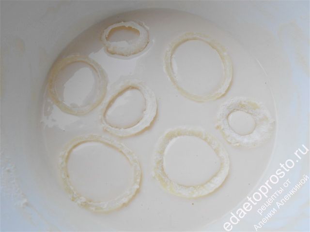 Кольца необходимо окунуть в тесто. пошаговое фото этапа приготовления луковых колец в кляре