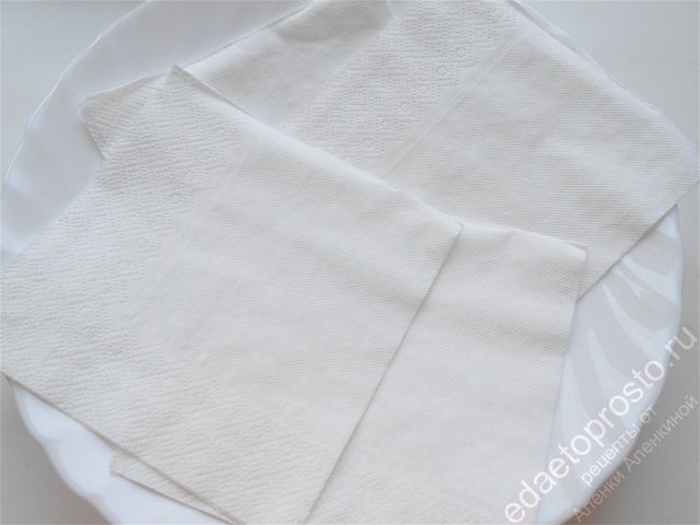 Тарелку выстилаем бумажными салфетками или полотенцами. пошаговое фото этапа приготовления луковых колец в кляре