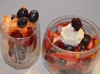 фото вкусного фруктового салата с йогуртом в креманках