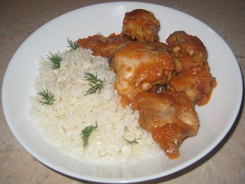 фото вкусной курицы с рисом и подливой на тарелке