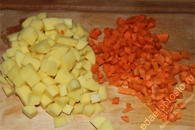 Морковь и картофель нарезать кубиками