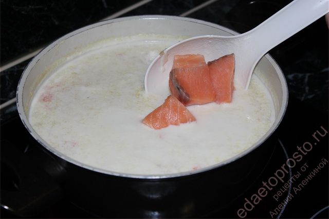 добавляем в суп семгу