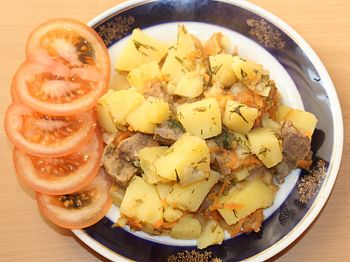 фото вкусной картошки с мясом из мультиварки на тарелке