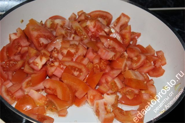 Сковороду с маслом нагреть в последний раз и выложить подготовленные томаты