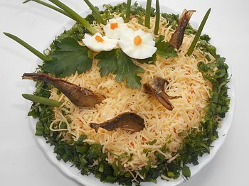 фото вкусного салата Рыбки в пруду со шпротами на блюде