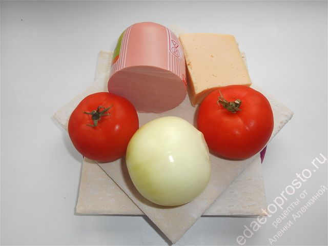 фото исходных продуктов для приготовления слоеного пирога с колбасой и сыром