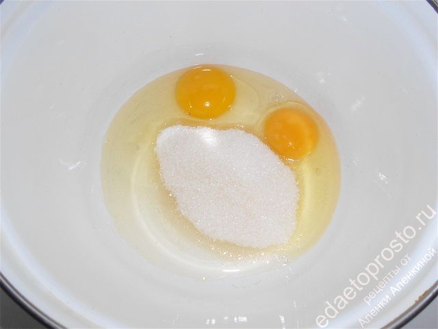 Яйца разбиваем в миску