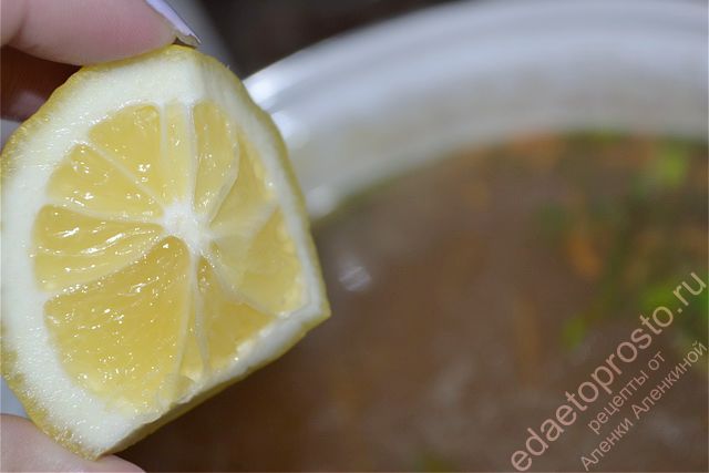 Выдавить сок из лимона