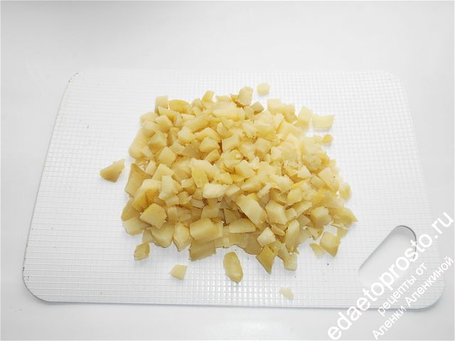 Вареный картофель нарезаем мелкими кубиками