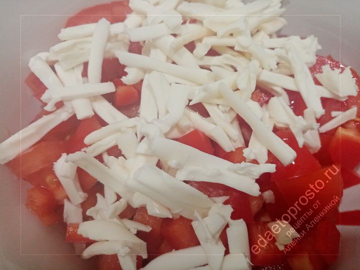 Болгарский красный перец нарезаем дольками и измельчаем на маленькие кусочки