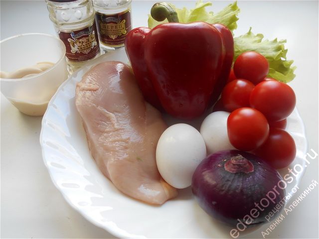 на фото все исходные продукты для приготовления красного салата