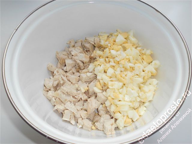 Куриные яйца крошим и добавляем к курице