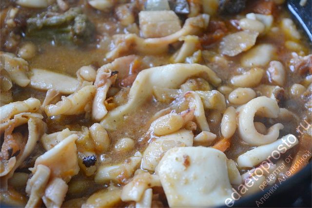 Выложить на сковороду к овощам кусочки кальмаров, пошаговое фото приготовления тушеных кальмаров