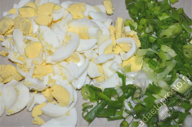 вареные яйца и зеленый лук мелко нарезать