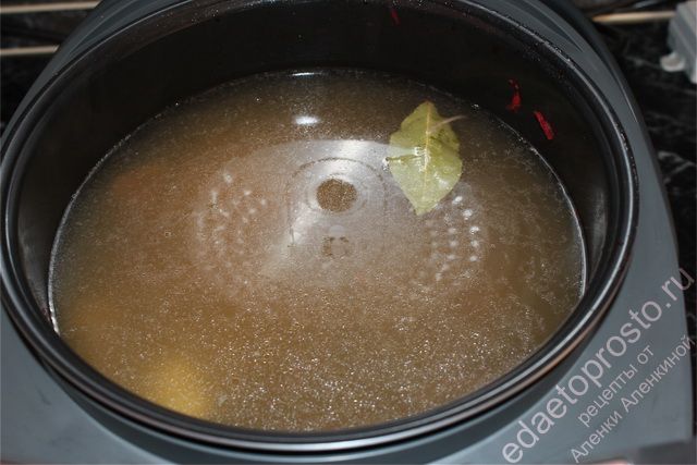 Жидкость можно долить в процессе пиготовления борща, фото приготовления борща в мультиварке
