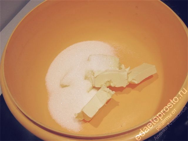 положить порезанное кусочками масло, насыпать сахар и добавить щепотку соли