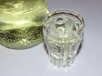 фото бутылки с лимонной водкой домашнего приготовления