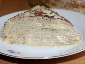 фото вкусного блинного торта со сгущенкой на тарелке